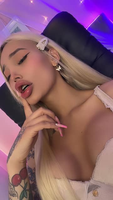 Violet Navarro 🪻✨ OnlyFans — image 1 of 2