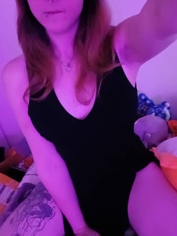 Evie Valentinee OnlyFans — image 1 of 2